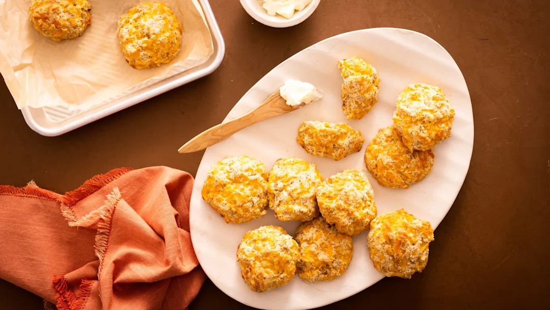low-carb-cheddar-garlic-drop-biscuits