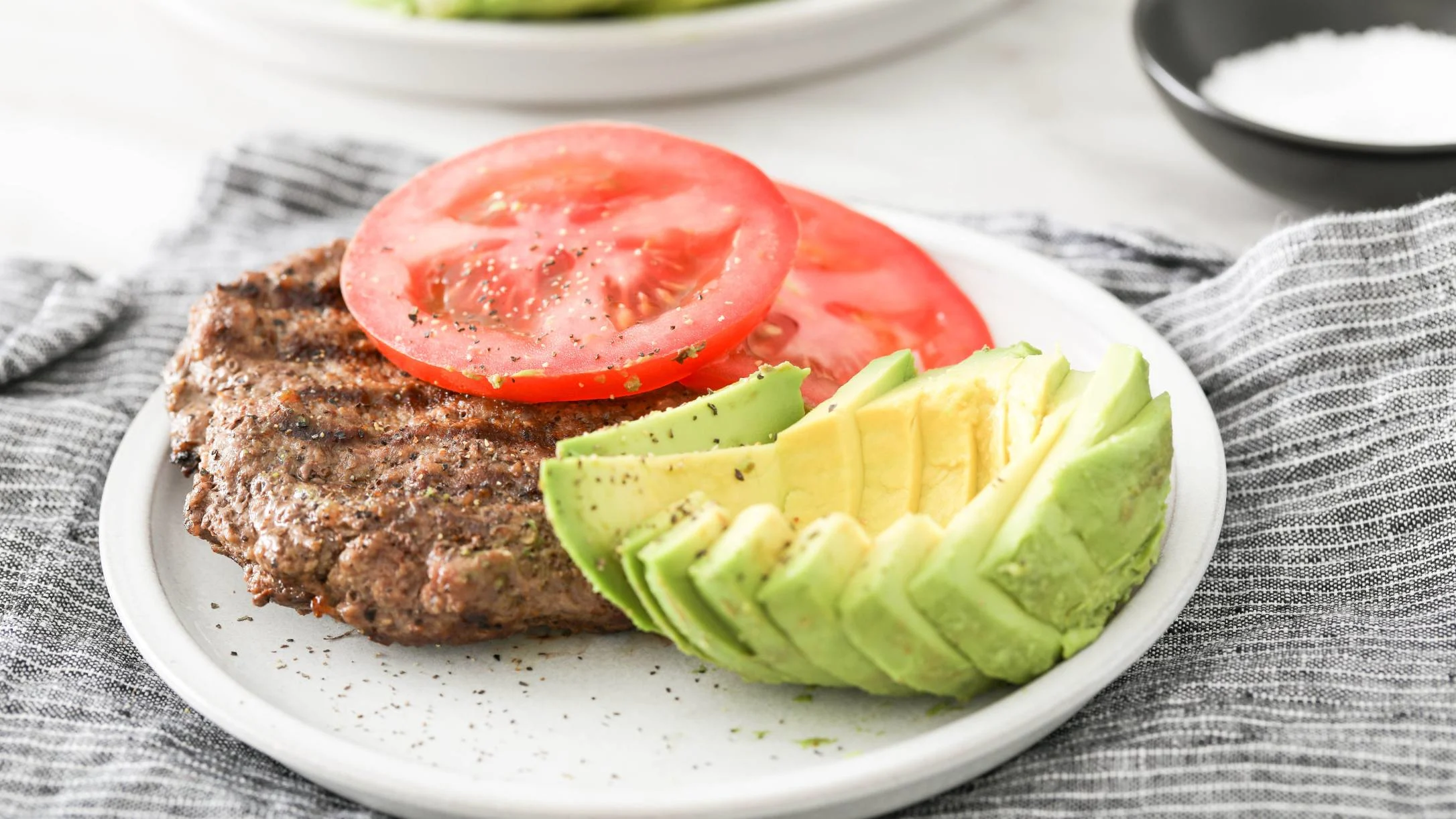 ATK USA Keto Grilled Burger with Avocado and Tomato LB-22